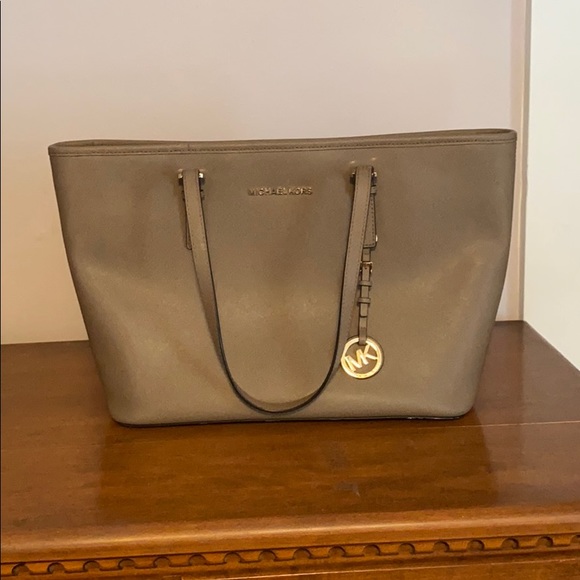 Michael Kors tote - Picture 1 of 3